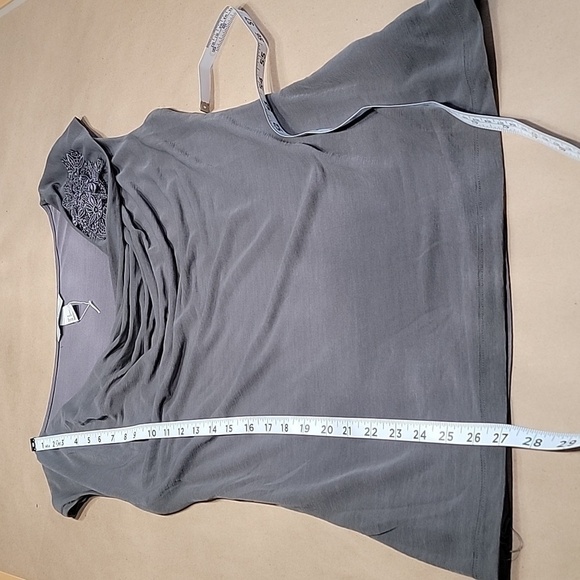 H&M Size M Gray 'To The Shoulder' Blouse with Floral Applique, NWOT - Picture 11 of 13